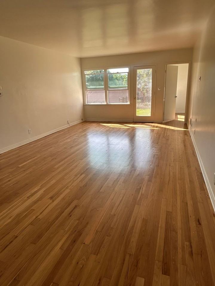 13215 Hindry Ave - Photo 4 of 26