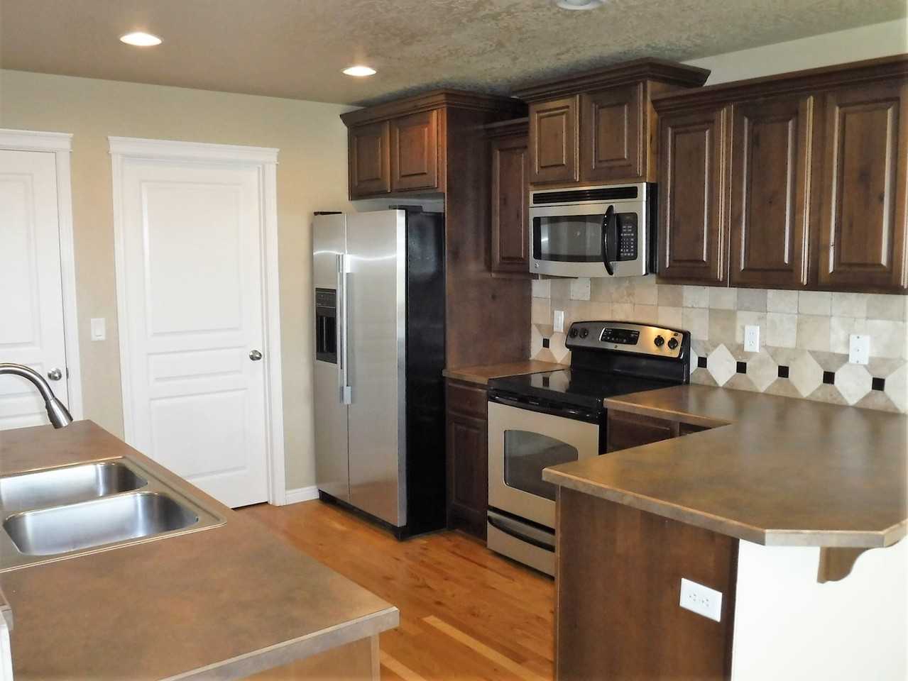 718 W Sedgewick St - Photo 4 of 21