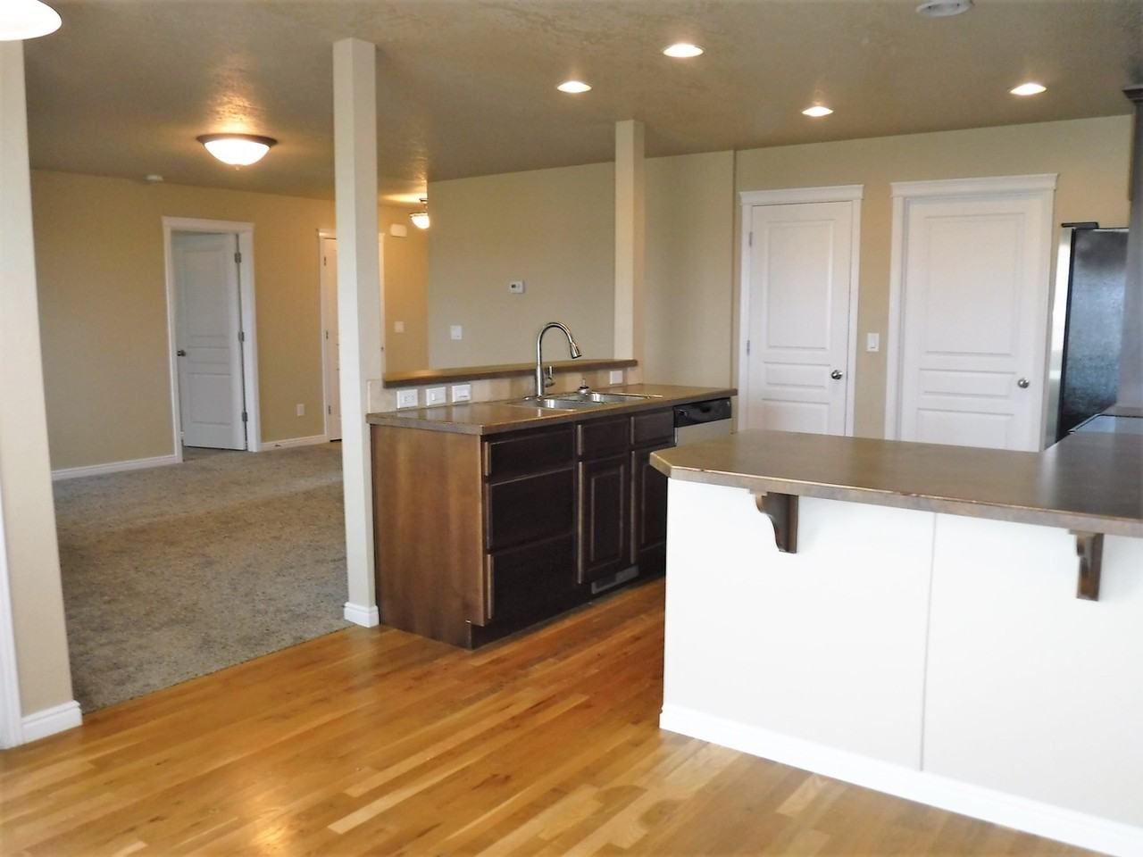 718 W Sedgewick St - Photo 5 of 21