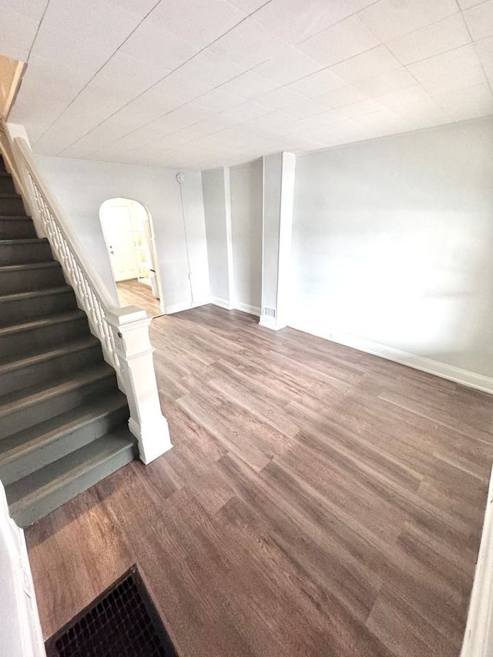 756 S Hall St - Photo 2 of 20