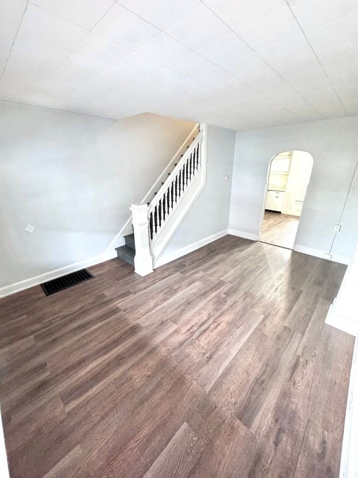 756 S Hall St - Photo 3 of 20