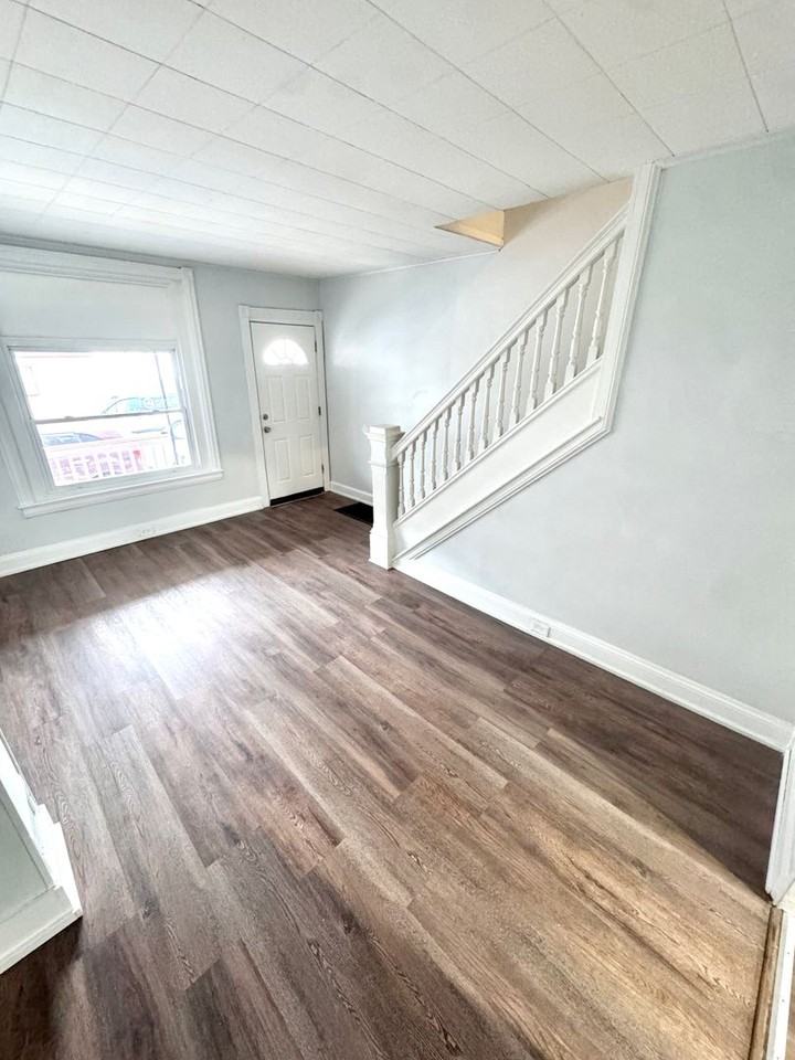 756 S Hall St - Photo 4 of 20