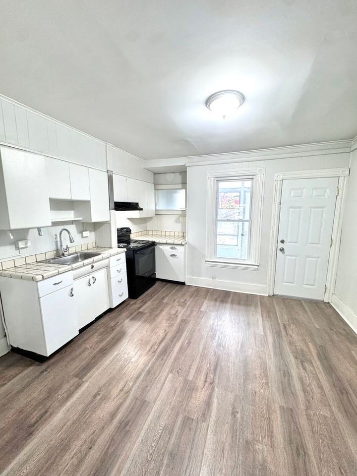 756 S Hall St - Photo 5 of 20