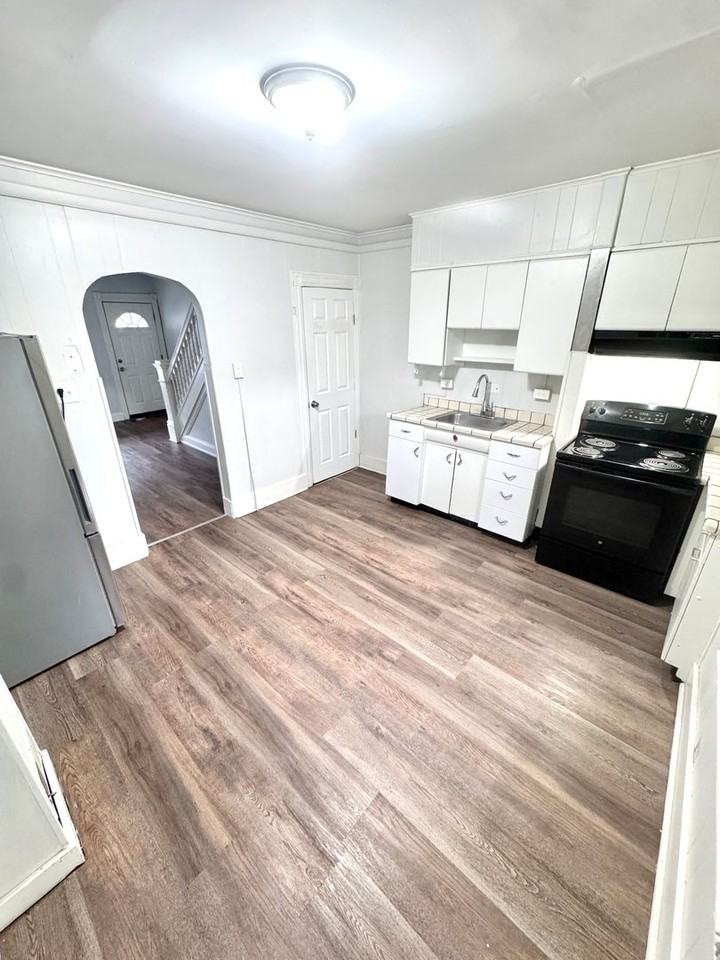 756 S Hall St - Photo 6 of 20