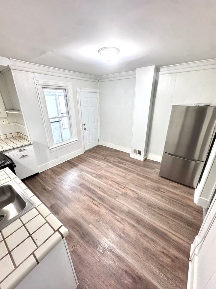 756 S Hall St - Photo 7 of 20