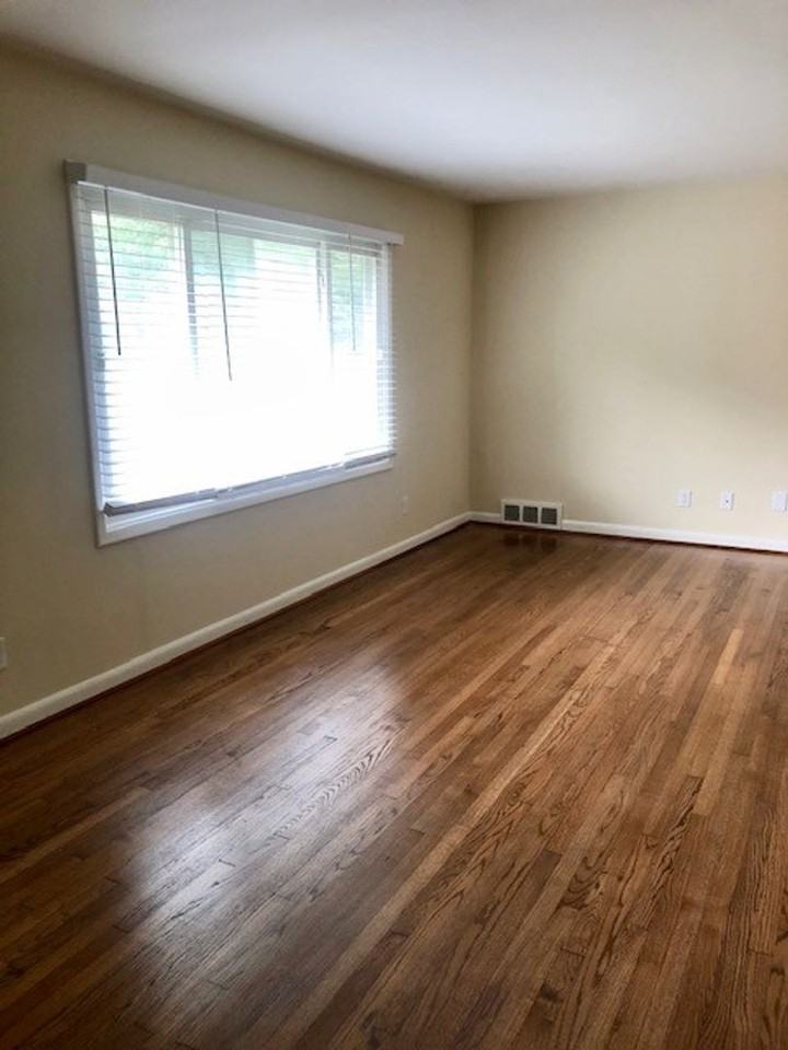 725 Ashview Dr - Photo 2 of 13