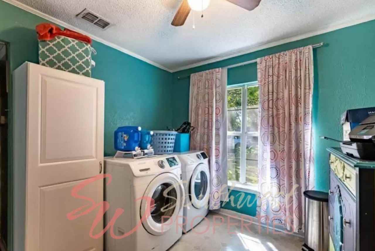 692 N Barton St - Photo 2 of 9