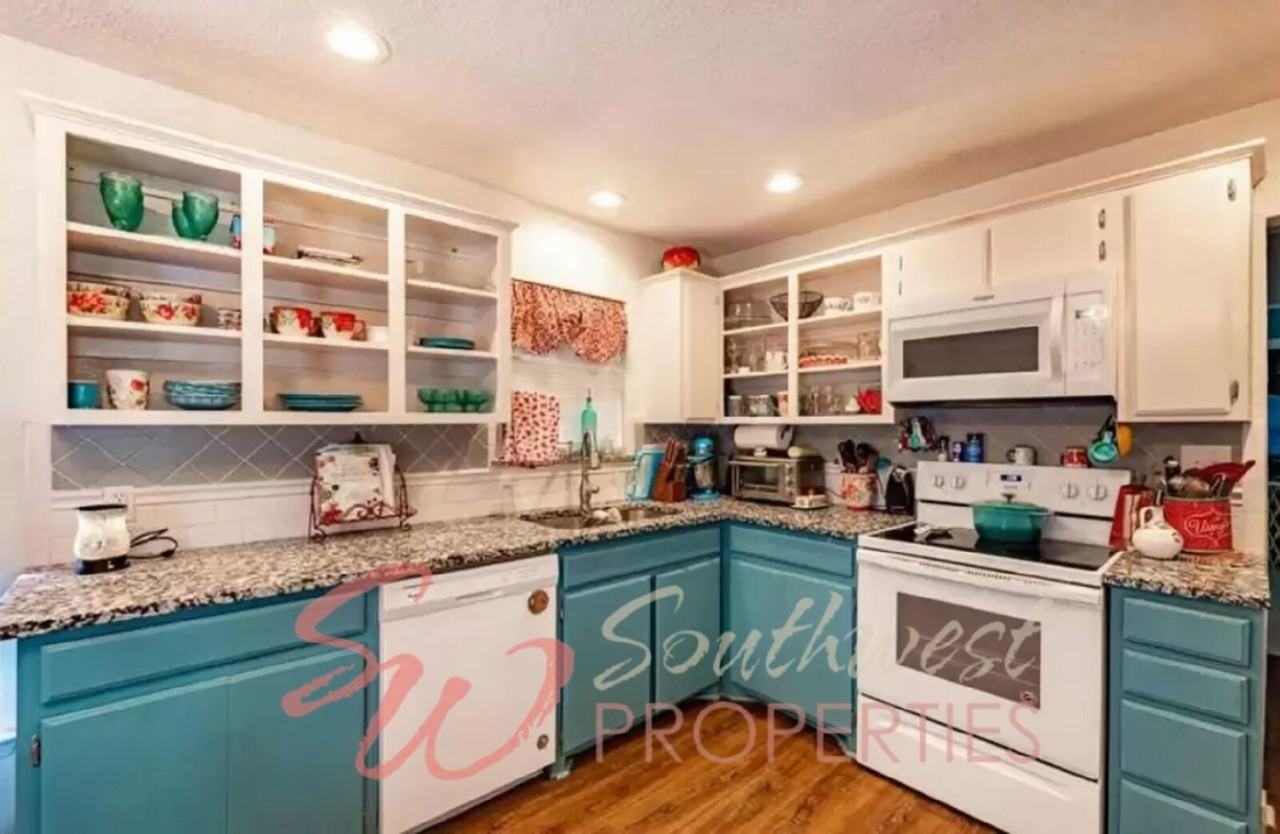 692 N Barton St - Photo 3 of 9