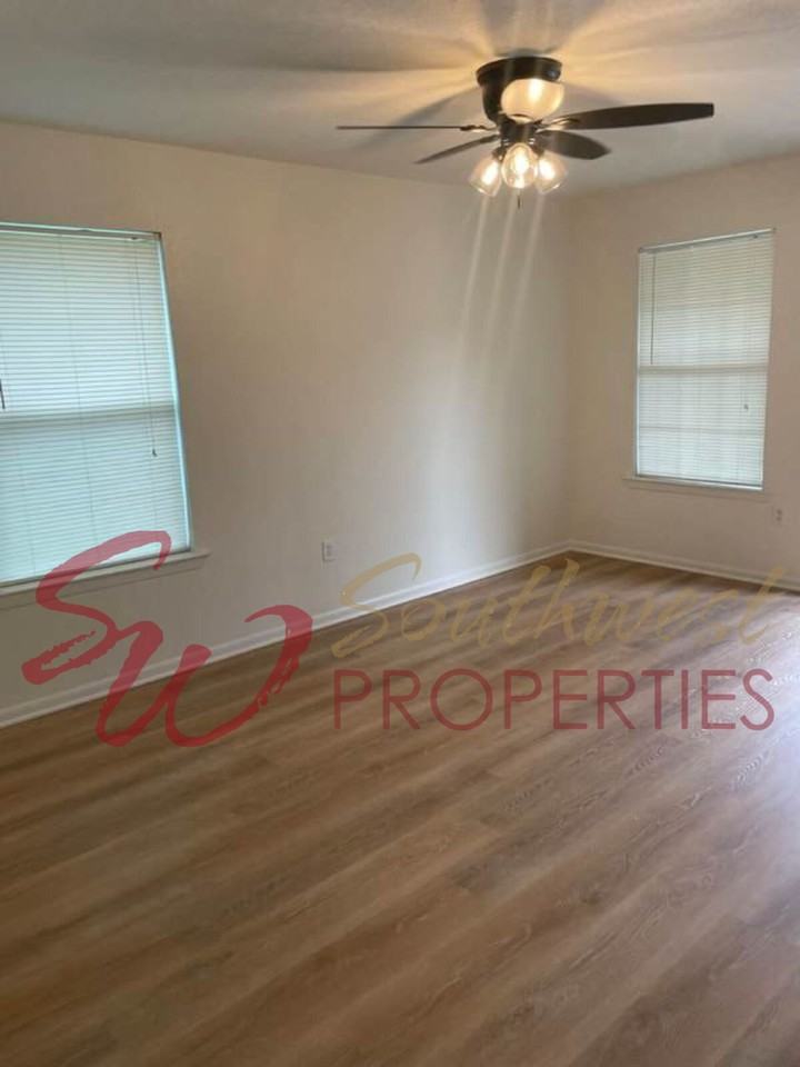 980 W Oak St - Photo 2 of 10