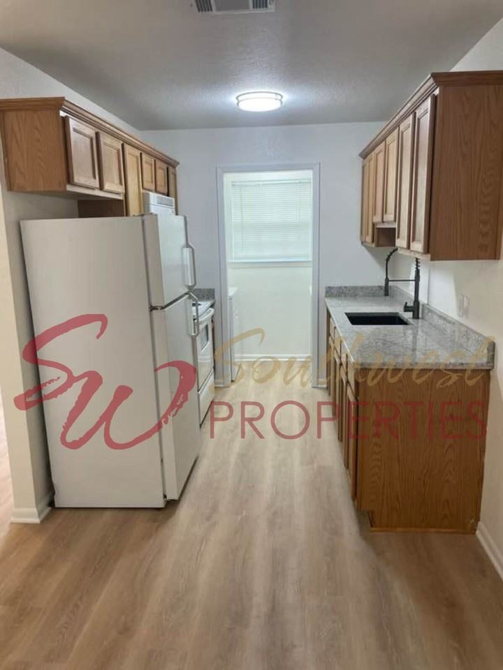 980 W Oak St - Photo 4 of 10