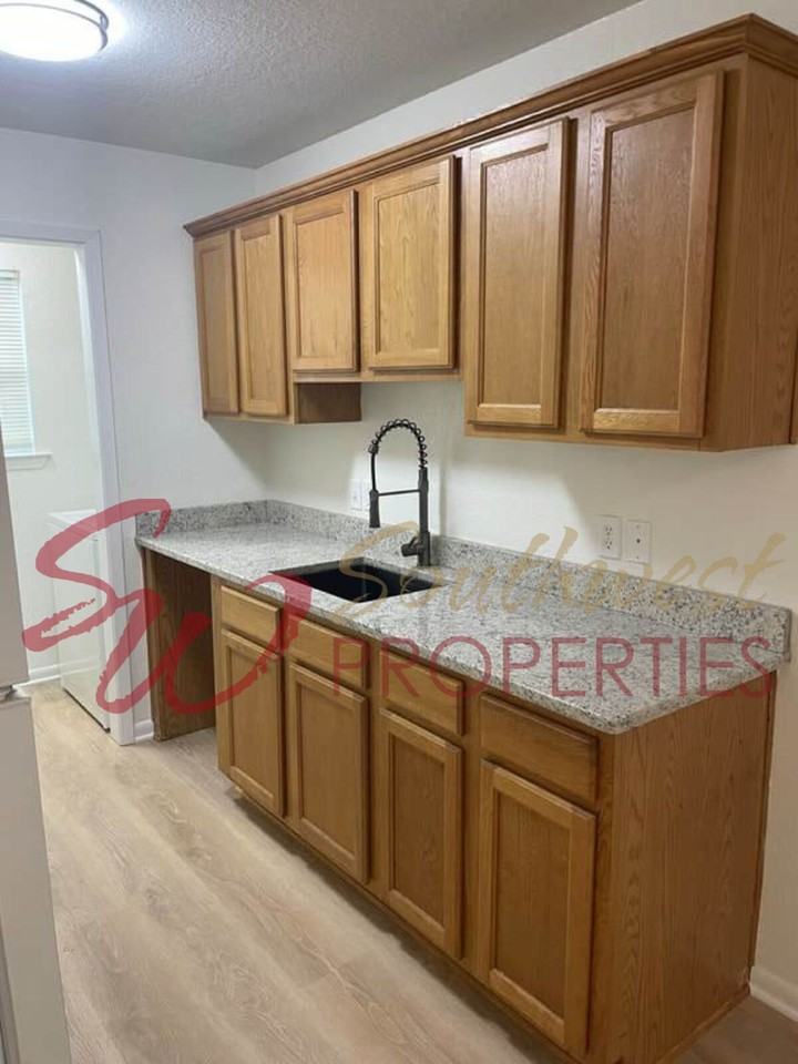 980 W Oak St - Photo 5 of 10