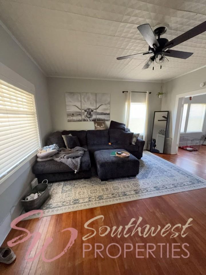 1036 W Vanderbilt St - Photo 2 of 8