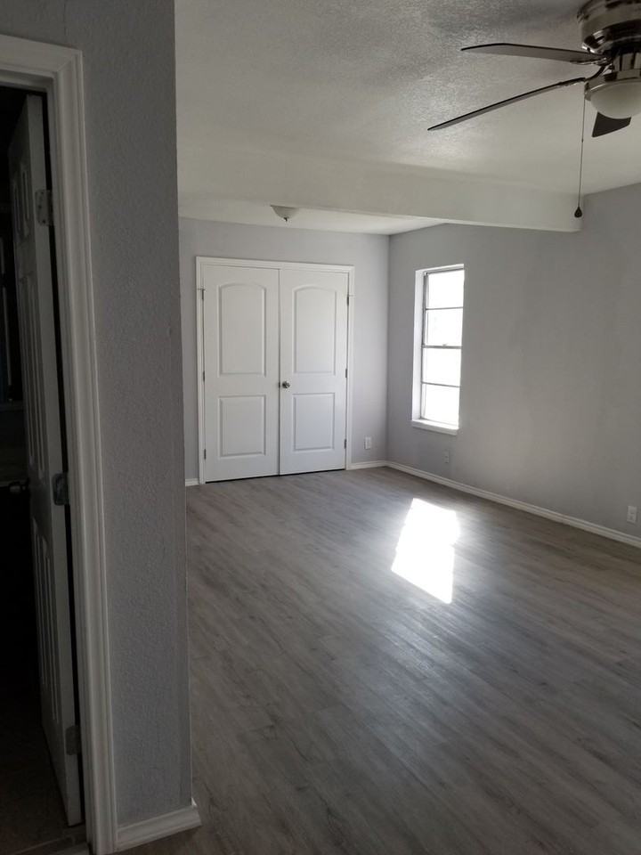 511 E Sayers Ave - Photo 3 of 19