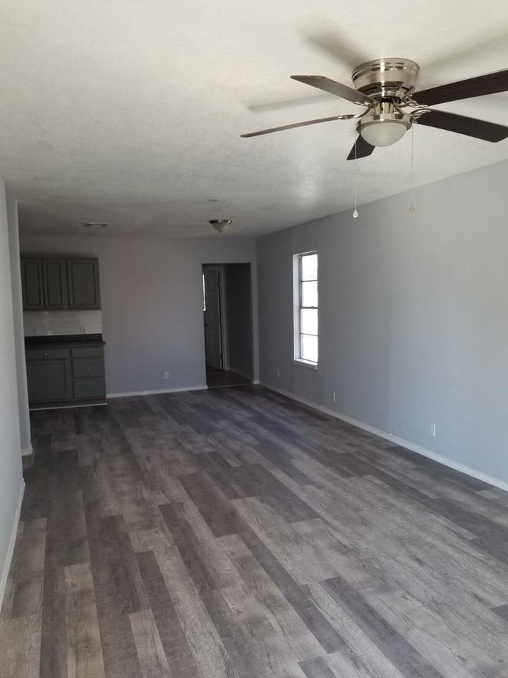 511 E Sayers Ave - Photo 4 of 19