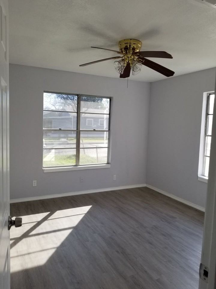 511 E Sayers Ave - Photo 3 of 19