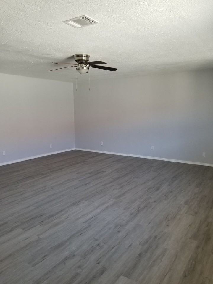 511 E Sayers Ave - Photo 4 of 19