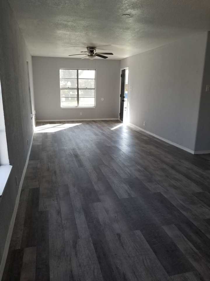 511 E Sayers Ave - Photo 4 of 20