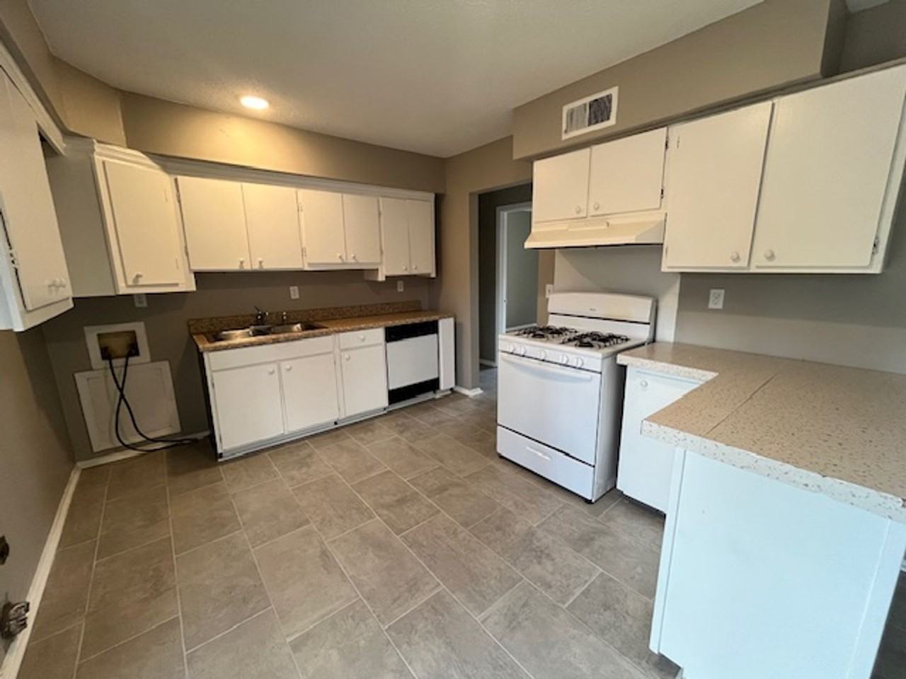 3016 Mayfair Dr - Photo 2 of 10