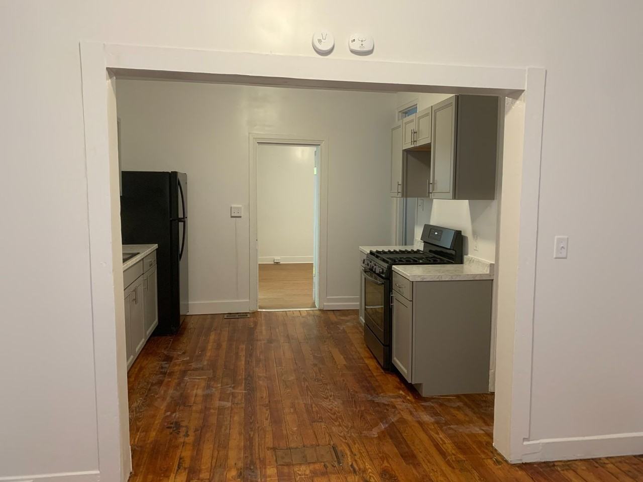 579 Smith St - Photo 3 of 14