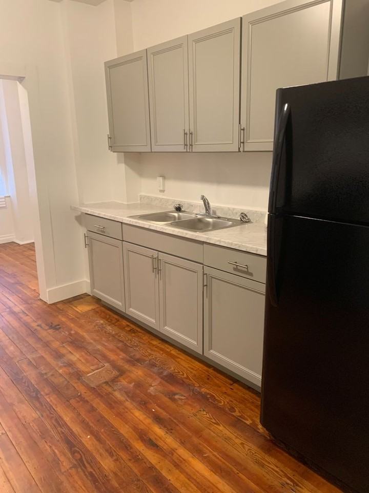 579 Smith St - Photo 4 of 14