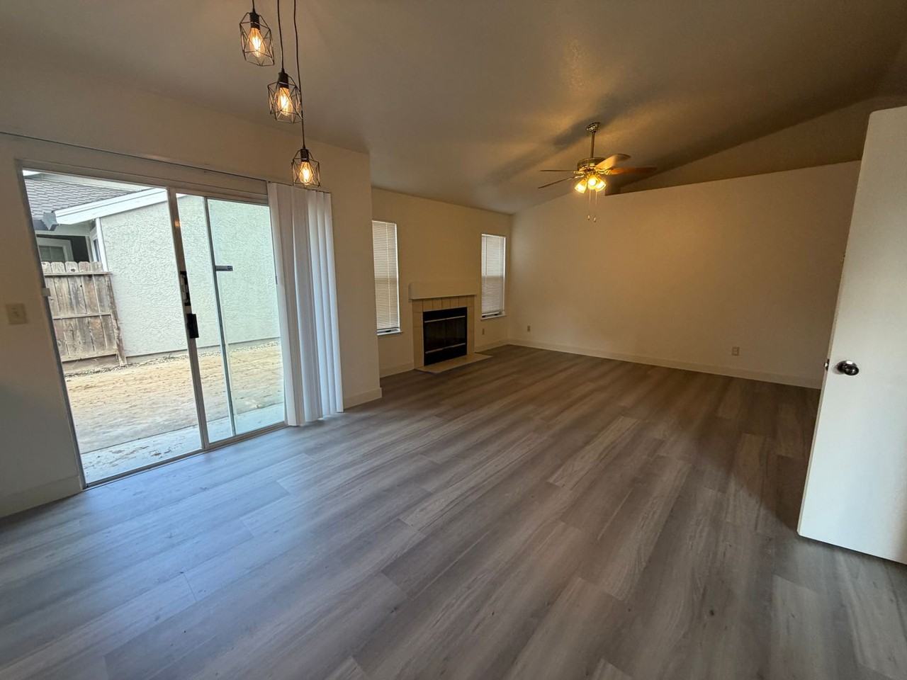 7837 Gadsby Ct - Photo 3 of 23