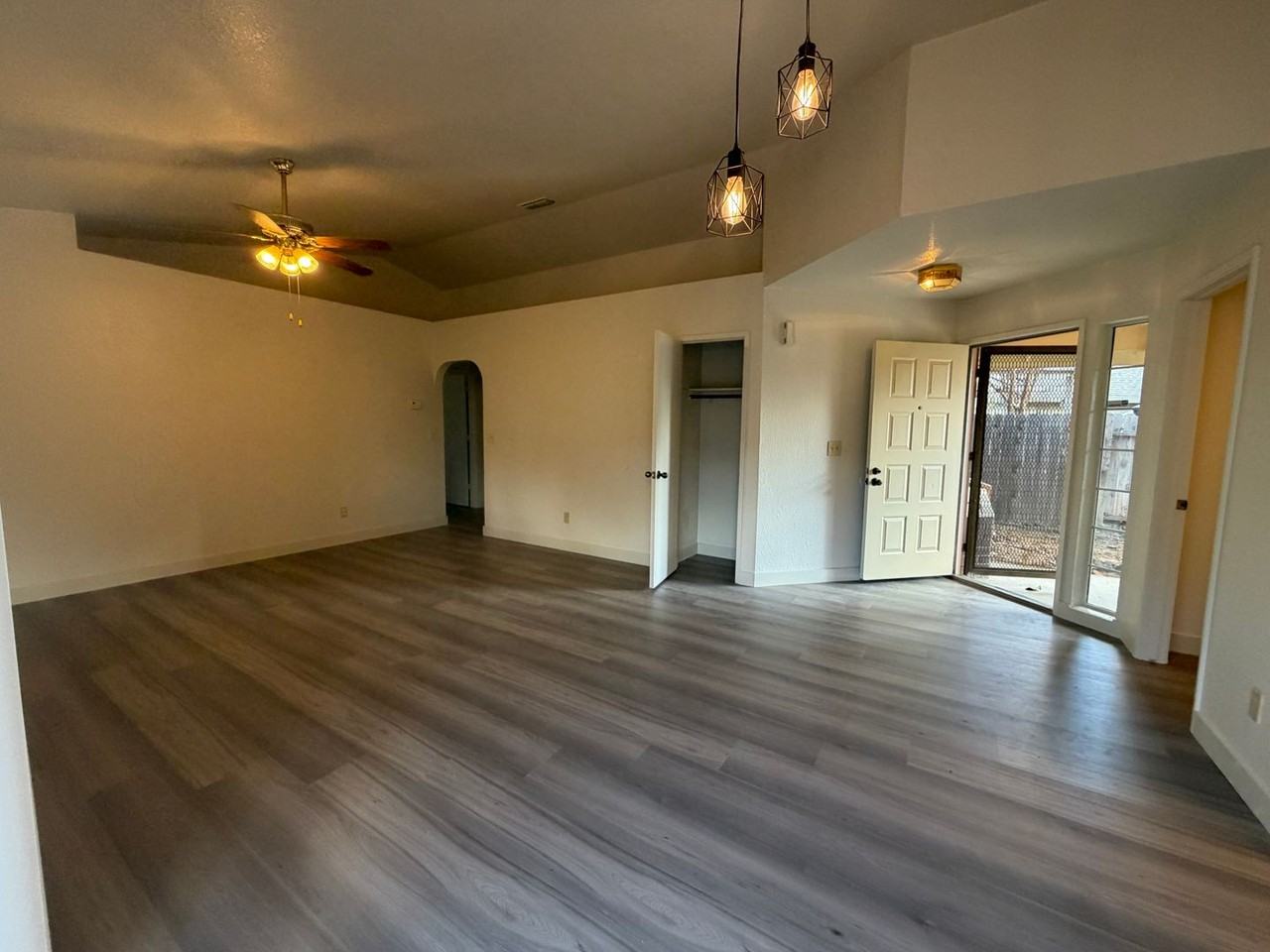 7837 Gadsby Ct - Photo 4 of 23