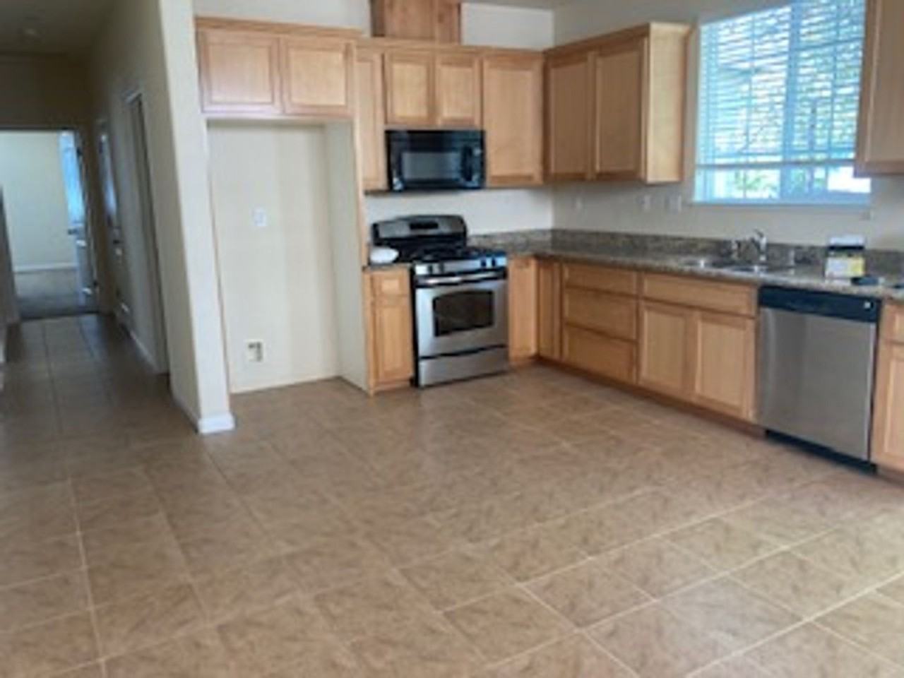 1217 Jennings Ave - Photo 5 of 7