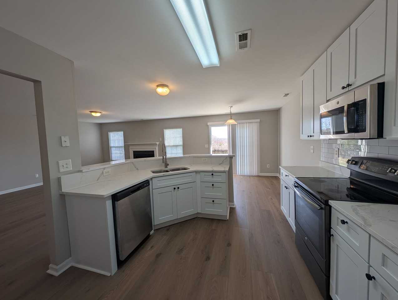 11307 Breezehill Ln - Photo 6 of 33