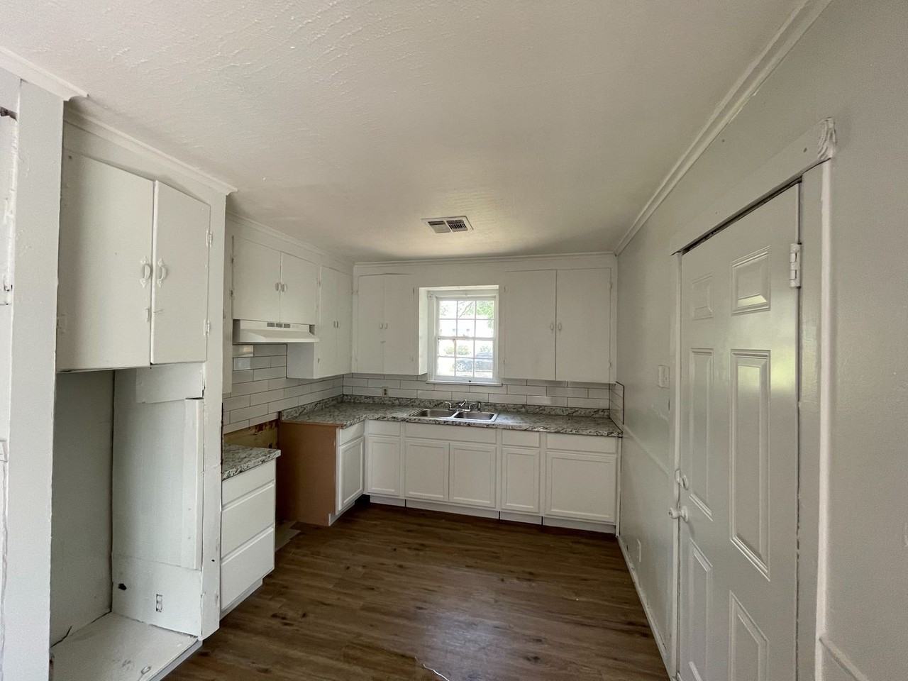 2741 Essex St - Photo 3 of 8