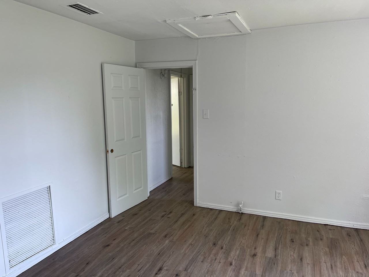 2741 Essex St - Photo 3 of 8