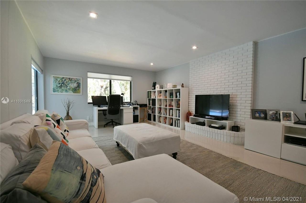 16100 Sw 76th Ave - Photo 2 of 9