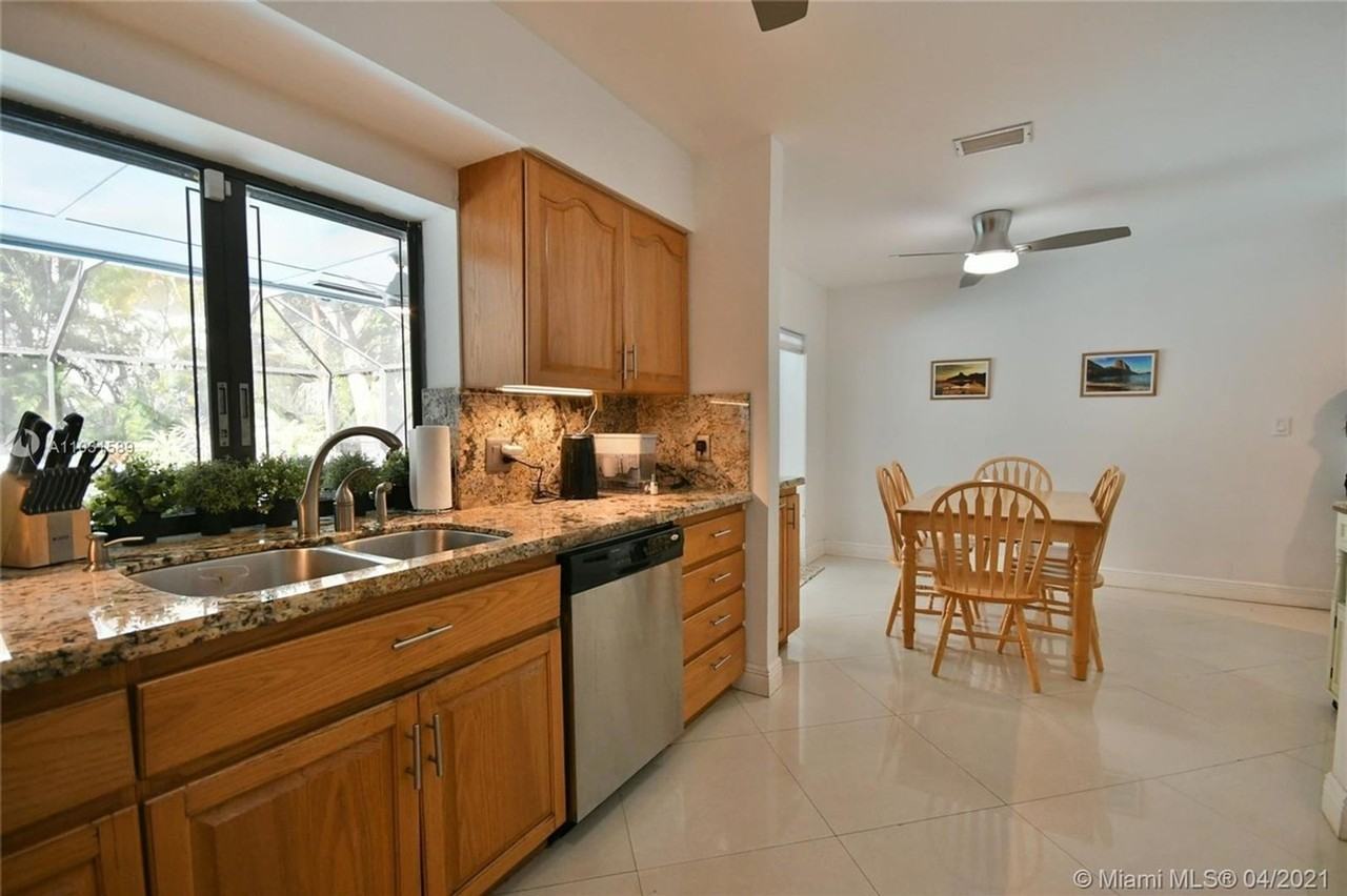 16100 Sw 76th Ave - Photo 4 of 9