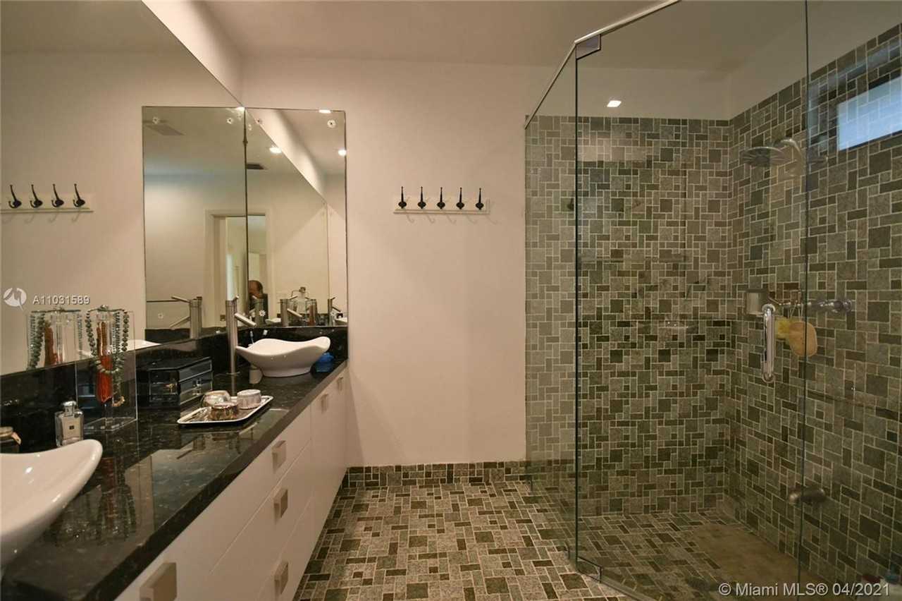 16100 Sw 76th Ave - Photo 5 of 9