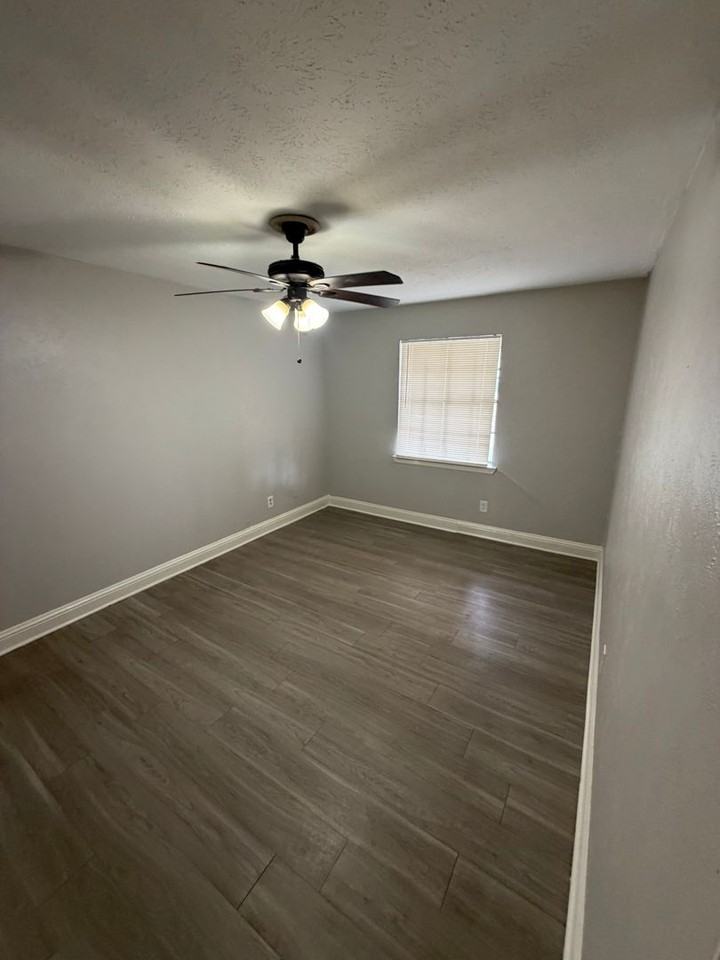 425 Price Dr - Photo 2 of 18