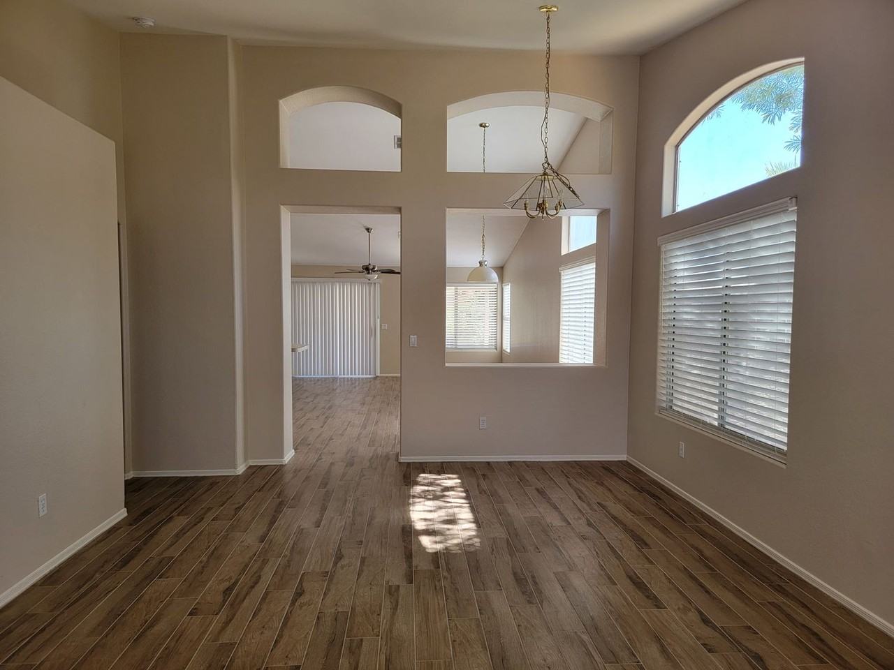 8362 W Paradise Dr - Photo 2 of 24