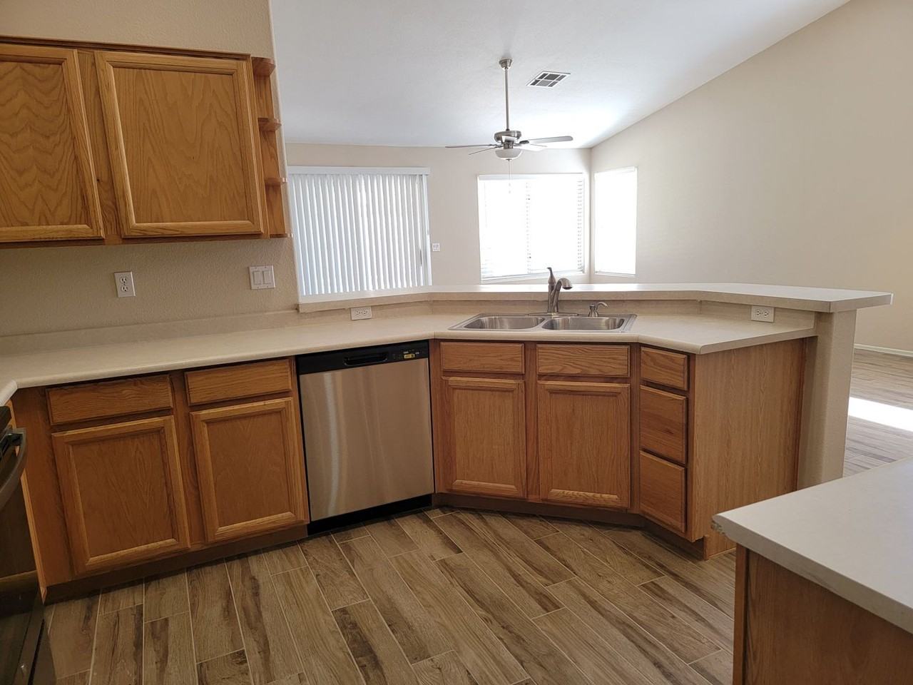 8362 W Paradise Dr - Photo 7 of 24