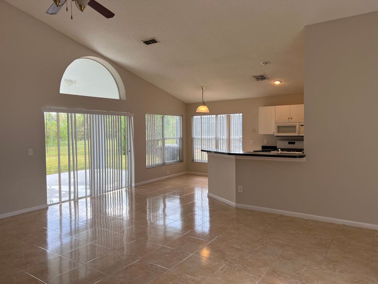 2634 Meadow Oaks Loop - Photo 2 of 14