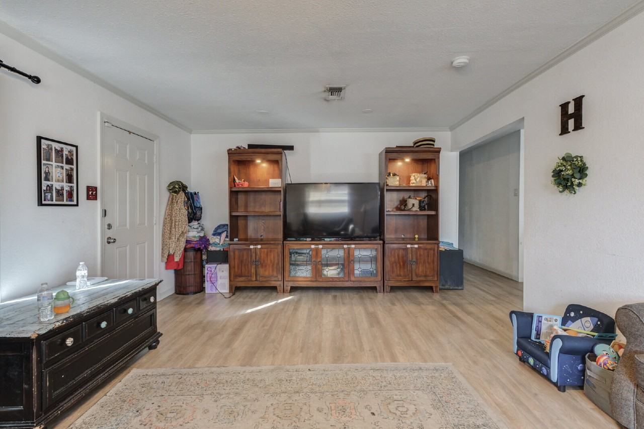 4202 44th St - Photo 7 of 21