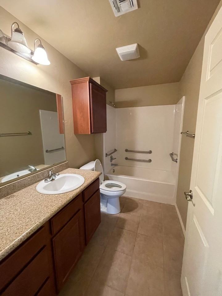 1919 Nw 142nd St - Photo 5 of 9