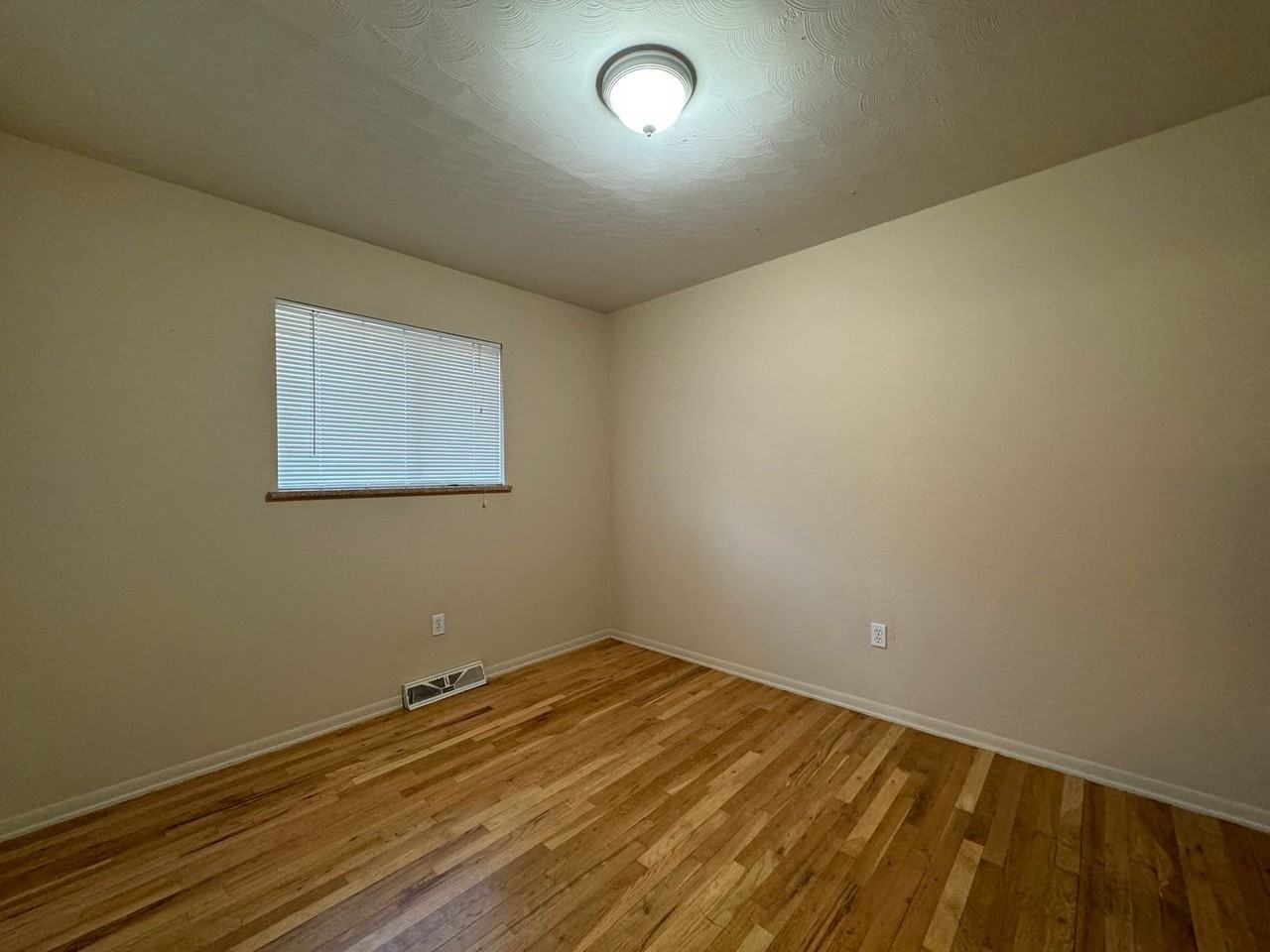 604 Cowan St - Photo 7 of 11