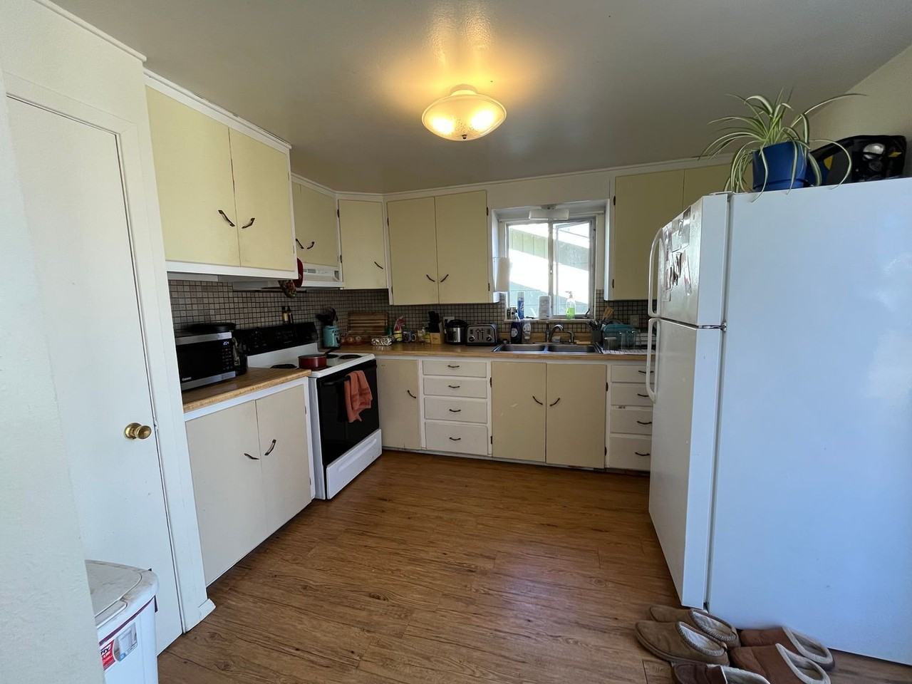 220 Bishop St - Photo 3 of 12