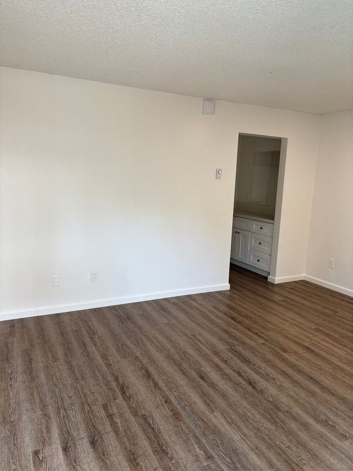 3723 Ingraham St - Photo 5 of 6