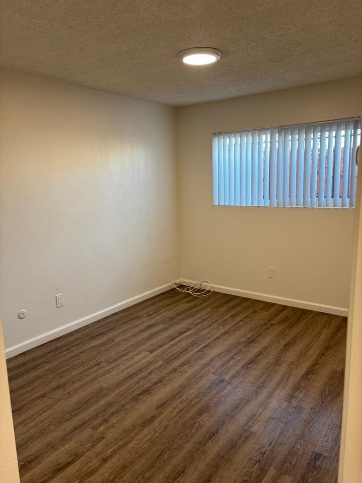 3723 Ingraham St - Photo 6 of 6