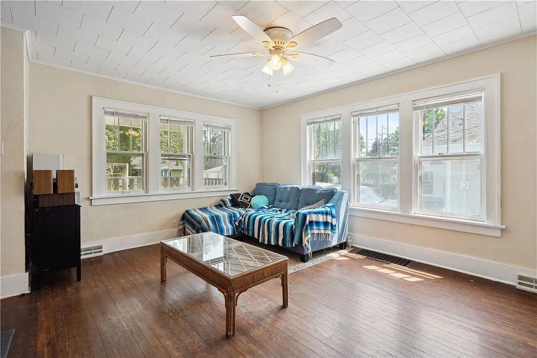 1020 28th St - Photo 2 of 17