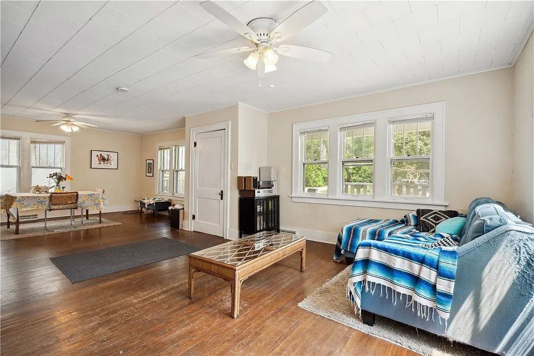 1020 28th St - Photo 3 of 17