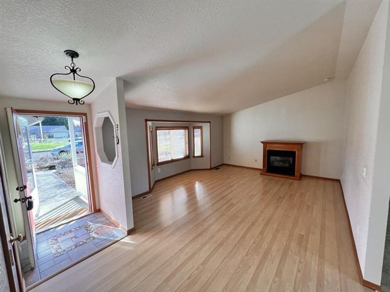 6214 57th Ave Se - Photo 3 of 26