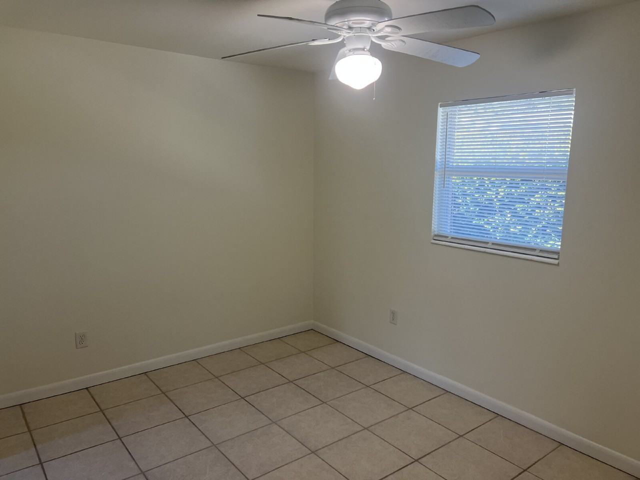 724 109th Ave N #B - Photo 6 of 8