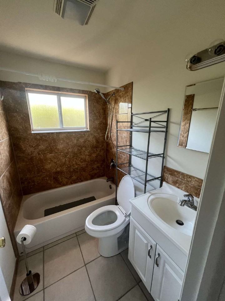 724 109th Ave N #B - Photo 7 of 8