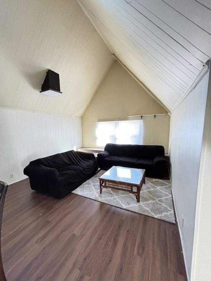 702 W Green St - Photo 3 of 14