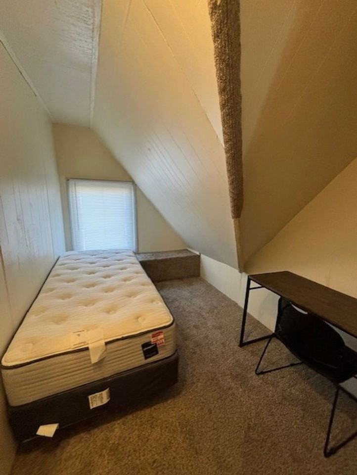 702 W Green St - Photo 5 of 14